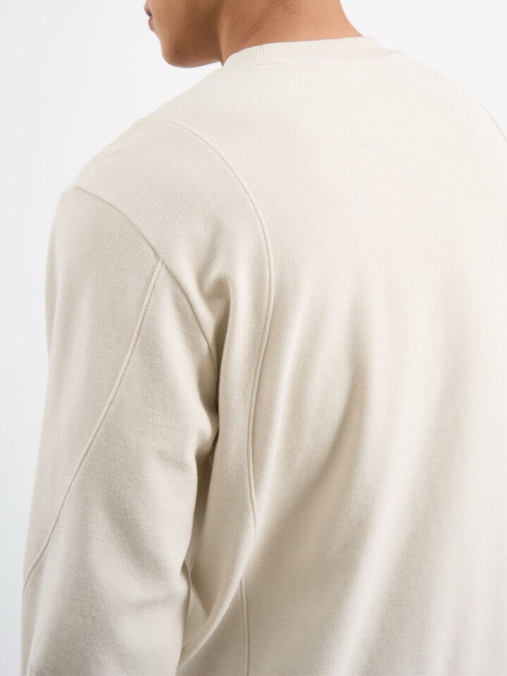 Armani 阿玛尼2025秋冬毛圈微阔圆领卫衣，潮流时尚感。270克重蓄热陶瓷磨针织机理感面料。采用创