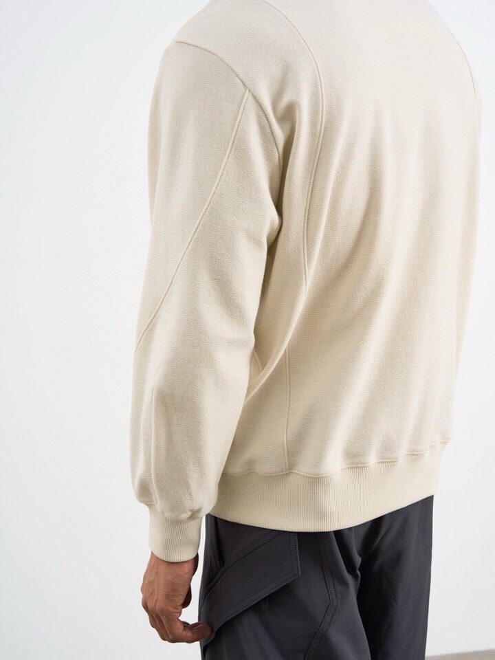 Armani 阿玛尼2025秋冬毛圈微阔圆领卫衣，潮流时尚感。270克重蓄热陶瓷磨针织机理感面料。采用创