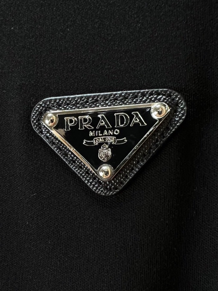 Prada 普拉达秋冬新品圆领长袖T恤，胸前品牌小logo点缀，面料采用高密度新疆长绒棉+氨纶面料，细腻
