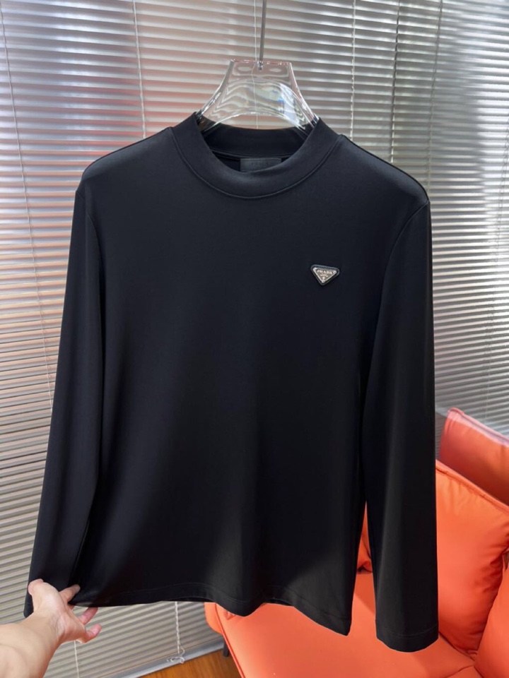 Prada 普拉达秋冬新品圆领长袖T恤，胸前品牌小logo点缀，面料采用高密度新疆长绒棉+氨纶面料，细腻