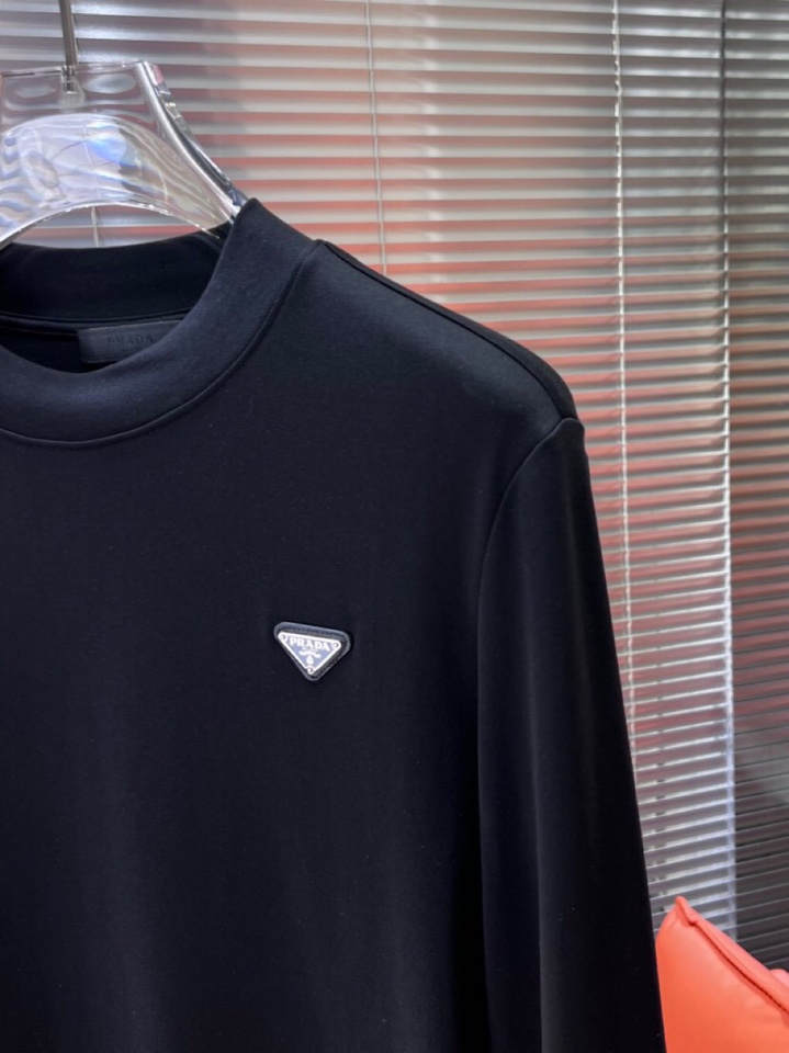 Prada 普拉达秋冬新品圆领长袖T恤，胸前品牌小logo点缀，面料采用高密度新疆长绒棉+氨纶面料，细腻