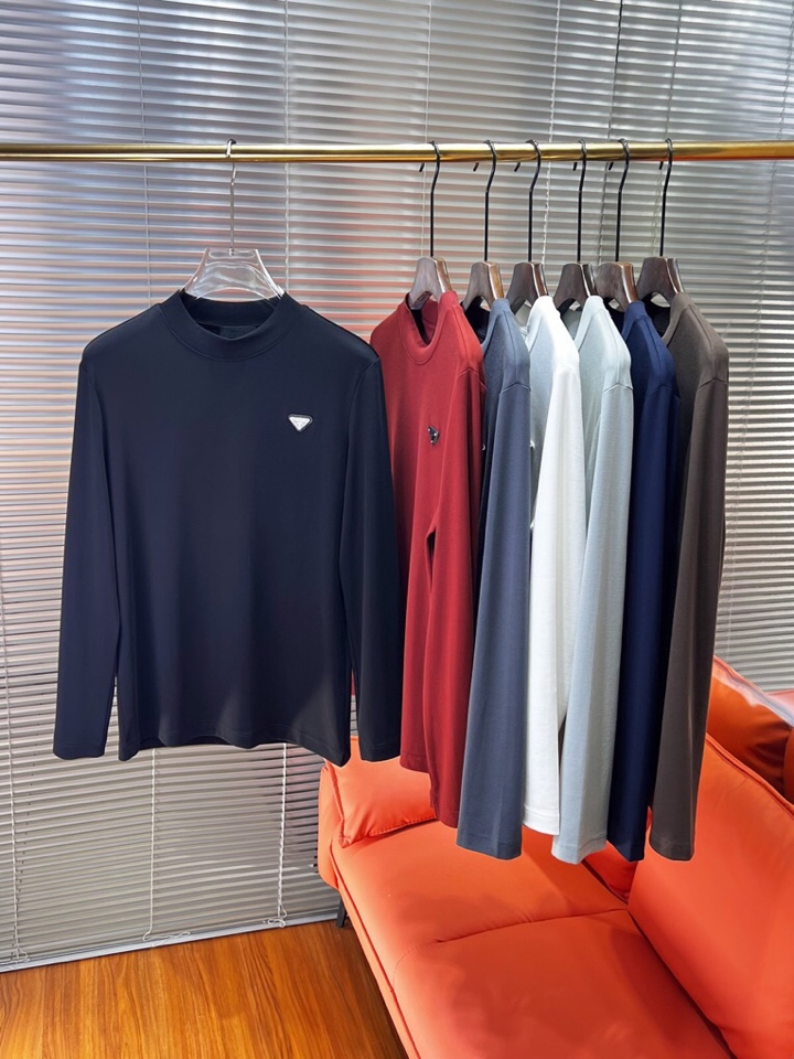 Prada 普拉达秋冬新品圆领长袖T恤，胸前品牌小logo点缀，面料采用高密度新疆长绒棉+氨纶面料，细腻