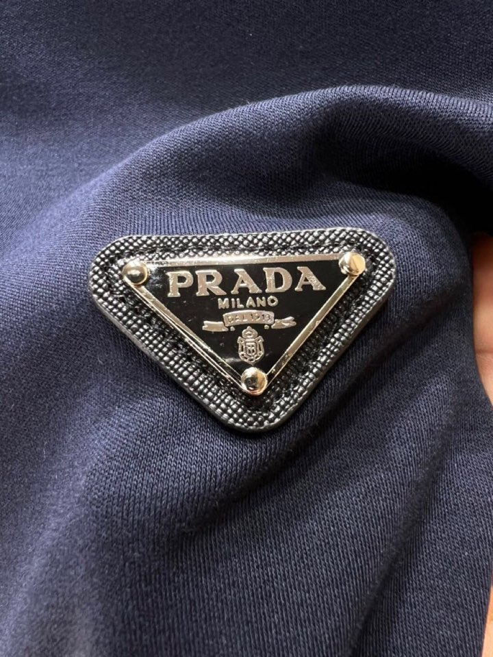 Prada 普拉达秋冬新品圆领长袖T恤，胸前品牌小logo点缀，面料采用高密度新疆长绒棉+氨纶面料，细腻