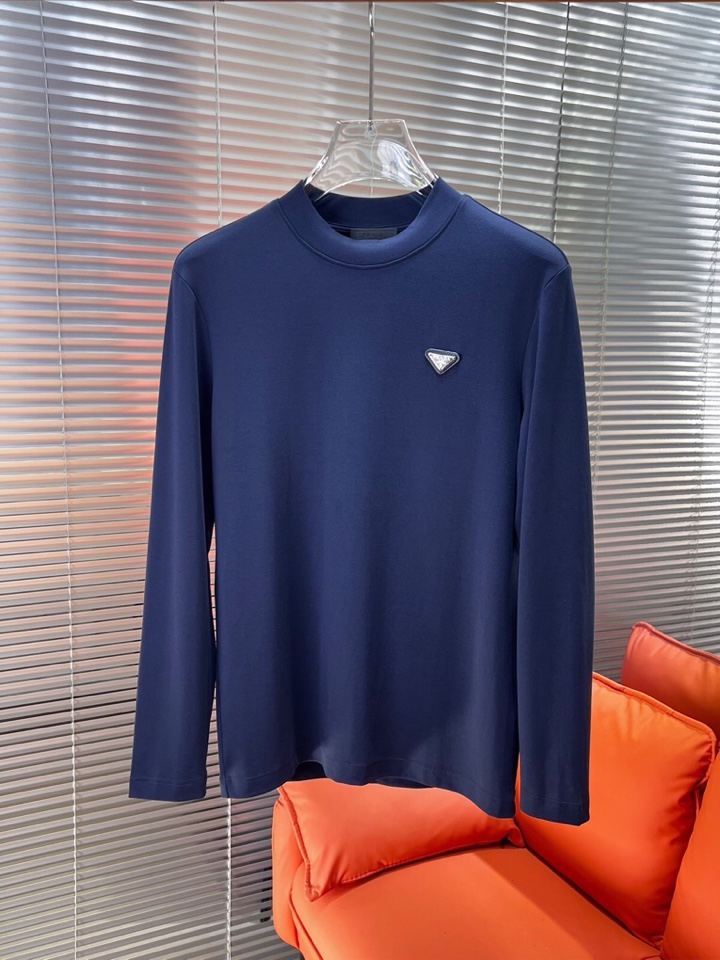 Prada 普拉达秋冬新品圆领长袖T恤，胸前品牌小logo点缀，面料采用高密度新疆长绒棉+氨纶面料，细腻