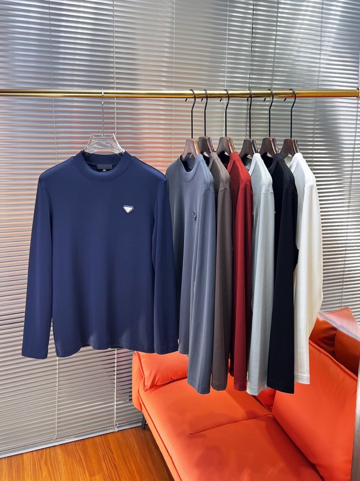 Prada 普拉达秋冬新品圆领长袖T恤，胸前品牌小logo点缀，面料采用高密度新疆长绒棉+氨纶面料，细腻