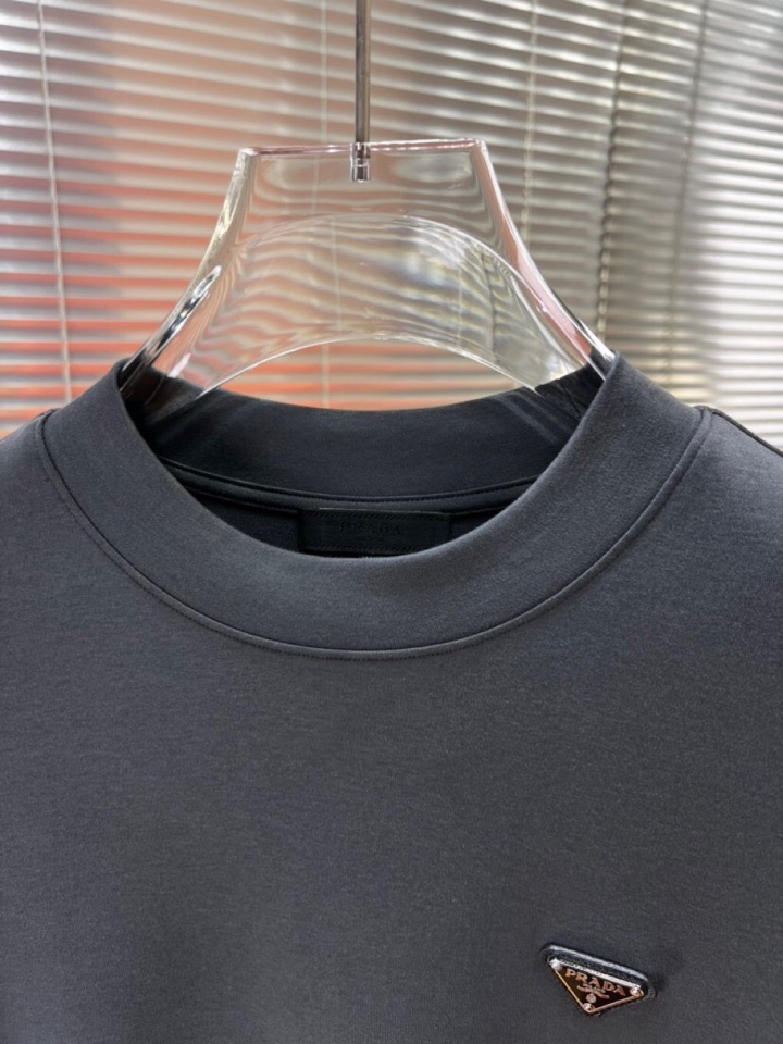 Prada 普拉达秋冬新品圆领长袖T恤，胸前品牌小logo点缀，面料采用高密度新疆长绒棉+氨纶面料，细腻