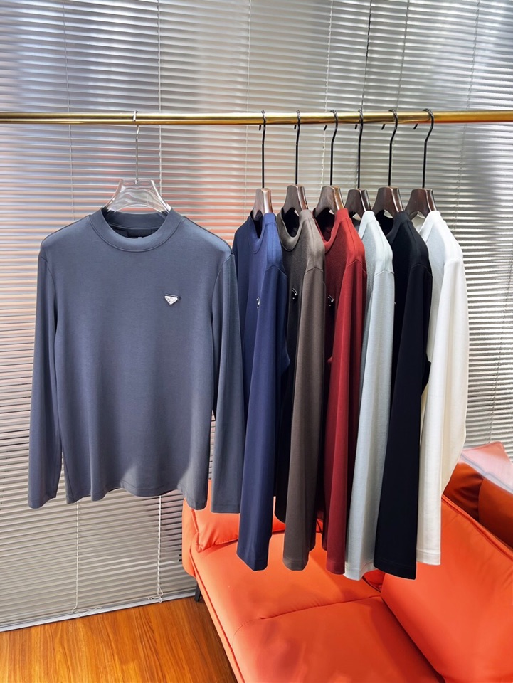 Prada 普拉达秋冬新品圆领长袖T恤，胸前品牌小logo点缀，面料采用高密度新疆长绒棉+氨纶面料，细腻