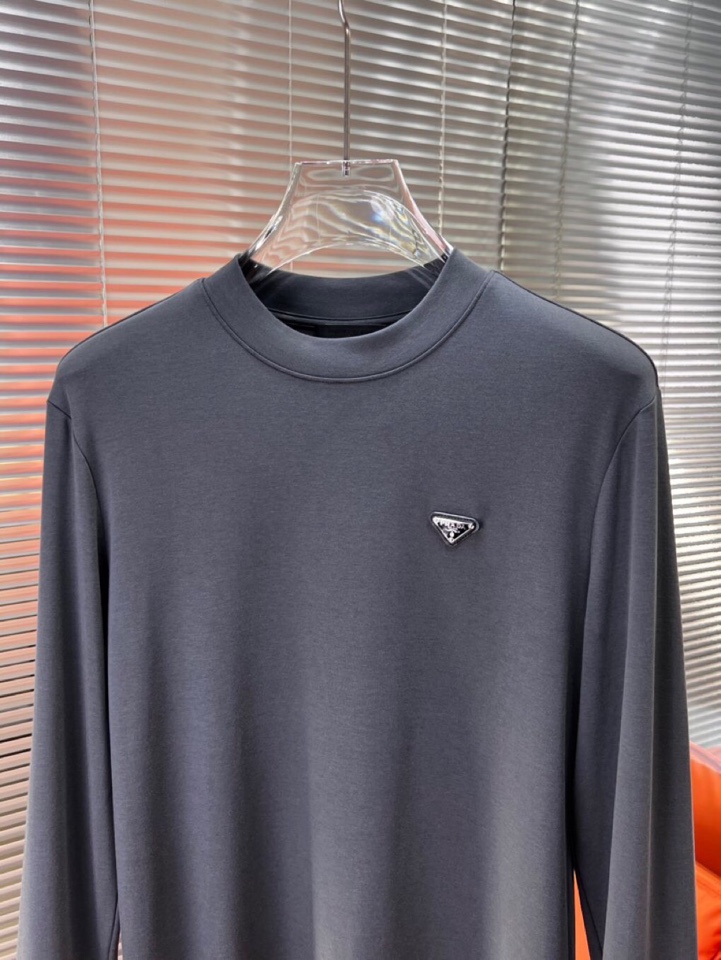 Prada 普拉达秋冬新品圆领长袖T恤，胸前品牌小logo点缀，面料采用高密度新疆长绒棉+氨纶面料，细腻