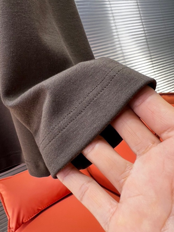 Prada 普拉达秋冬新品圆领长袖T恤，胸前品牌小logo点缀，面料采用高密度新疆长绒棉+氨纶面料，细腻