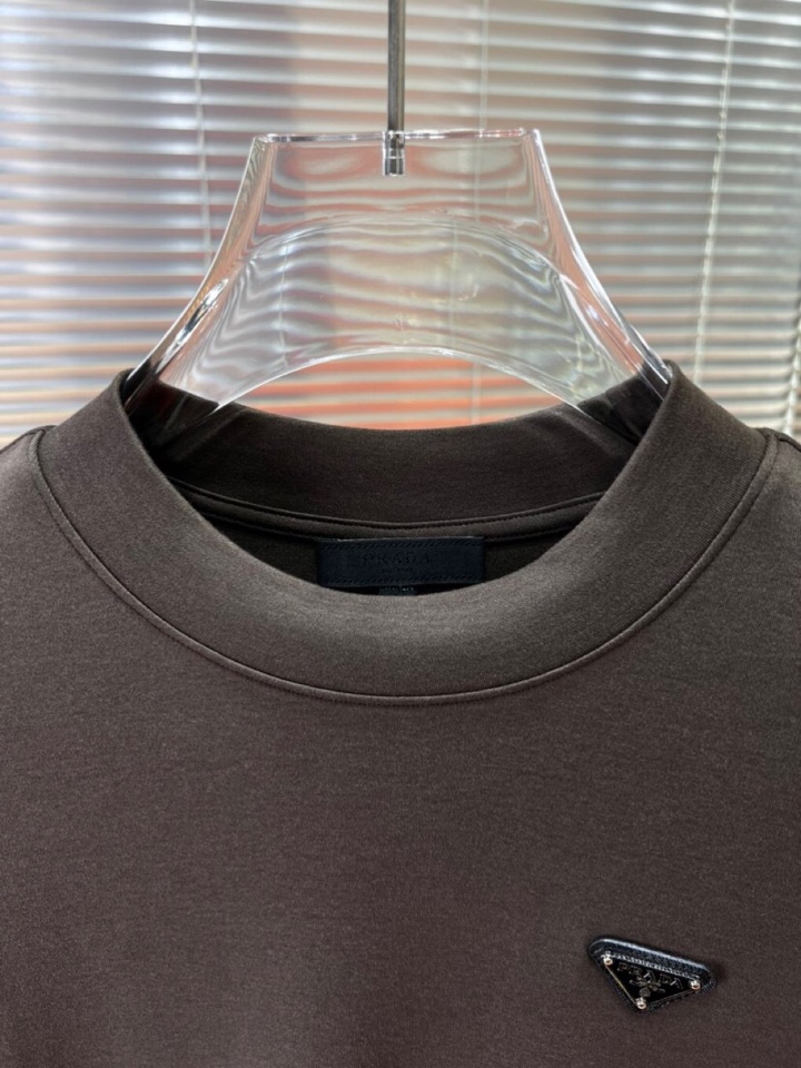 Prada 普拉达秋冬新品圆领长袖T恤，胸前品牌小logo点缀，面料采用高密度新疆长绒棉+氨纶面料，细腻