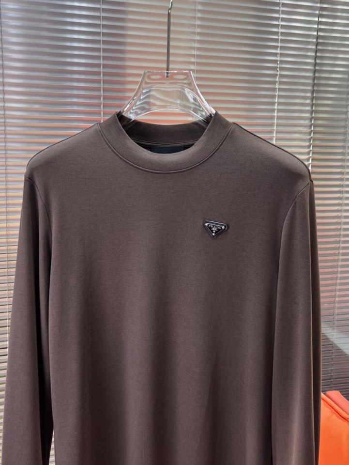 Prada 普拉达秋冬新品圆领长袖T恤，胸前品牌小logo点缀，面料采用高密度新疆长绒棉+氨纶面料，细腻