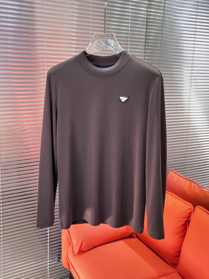 Prada 普拉达秋冬新品圆领长袖T恤，胸前品牌小logo点缀，面料采用高密度新疆长绒棉+氨纶面料，细腻