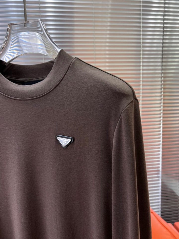 Prada 普拉达秋冬新品圆领长袖T恤，胸前品牌小logo点缀，面料采用高密度新疆长绒棉+氨纶面料，细腻