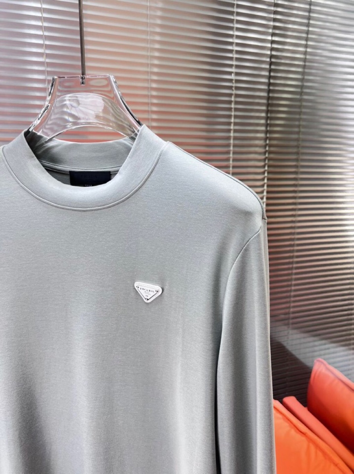 Prada 普拉达秋冬新品圆领长袖T恤，胸前品牌小logo点缀，面料采用高密度新疆长绒棉+氨纶面料，细腻