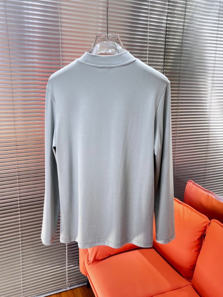 Prada 普拉达秋冬新品圆领长袖T恤，胸前品牌小logo点缀，面料采用高密度新疆长绒棉+氨纶面料，细腻