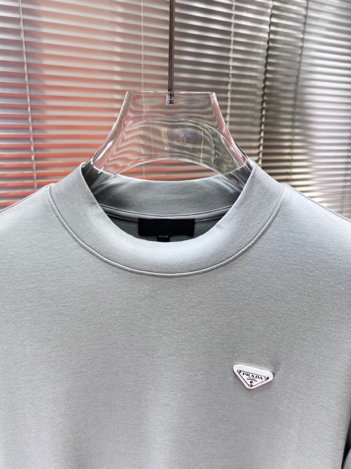 Prada 普拉达秋冬新品圆领长袖T恤，胸前品牌小logo点缀，面料采用高密度新疆长绒棉+氨纶面料，细腻