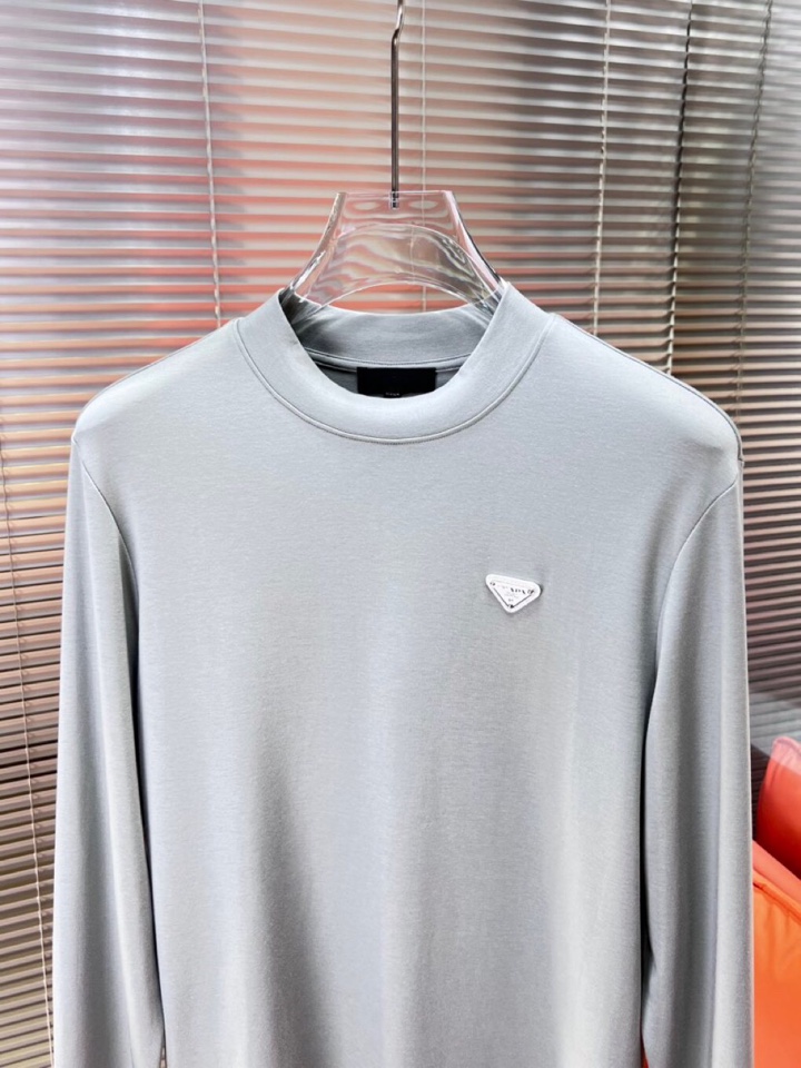 Prada 普拉达秋冬新品圆领长袖T恤，胸前品牌小logo点缀，面料采用高密度新疆长绒棉+氨纶面料，细腻