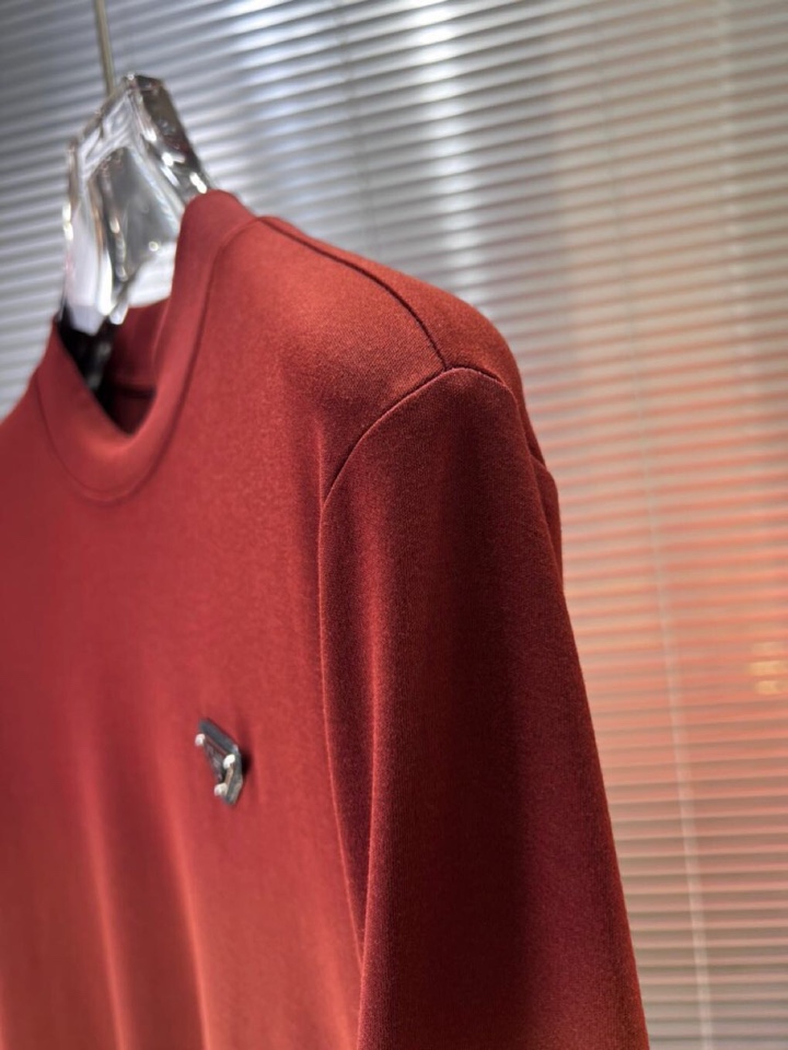 Prada 普拉达秋冬新品圆领长袖T恤，胸前品牌小logo点缀，面料采用高密度新疆长绒棉+氨纶面料，细腻