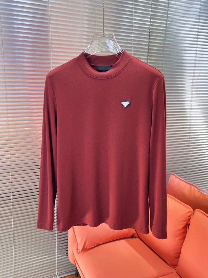 Prada 普拉达秋冬新品圆领长袖T恤，胸前品牌小logo点缀，面料采用高密度新疆长绒棉+氨纶面料，细腻