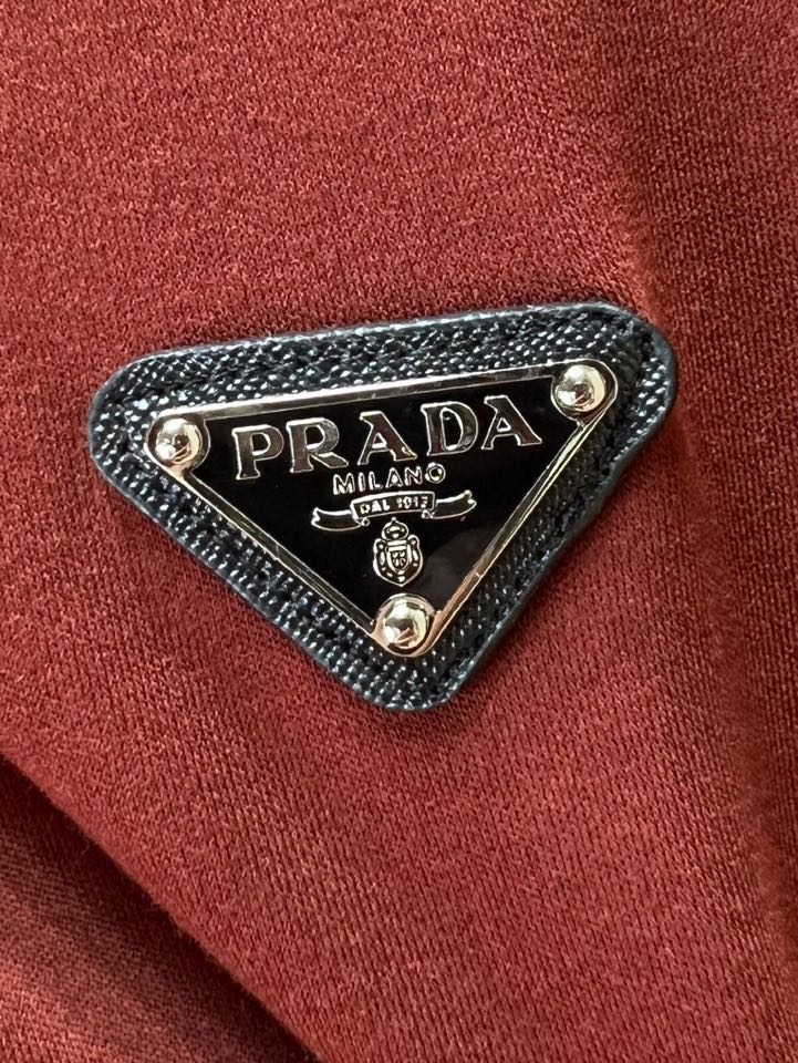 Prada 普拉达秋冬新品圆领长袖T恤，胸前品牌小logo点缀，面料采用高密度新疆长绒棉+氨纶面料，细腻