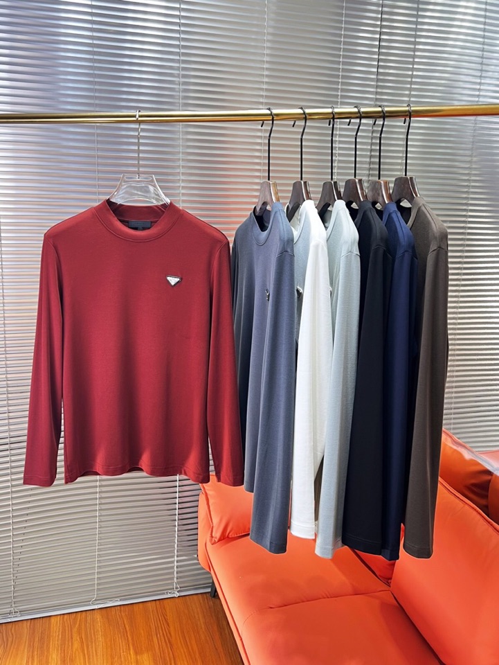 Prada 普拉达秋冬新品圆领长袖T恤，胸前品牌小logo点缀，面料采用高密度新疆长绒棉+氨纶面料，细腻