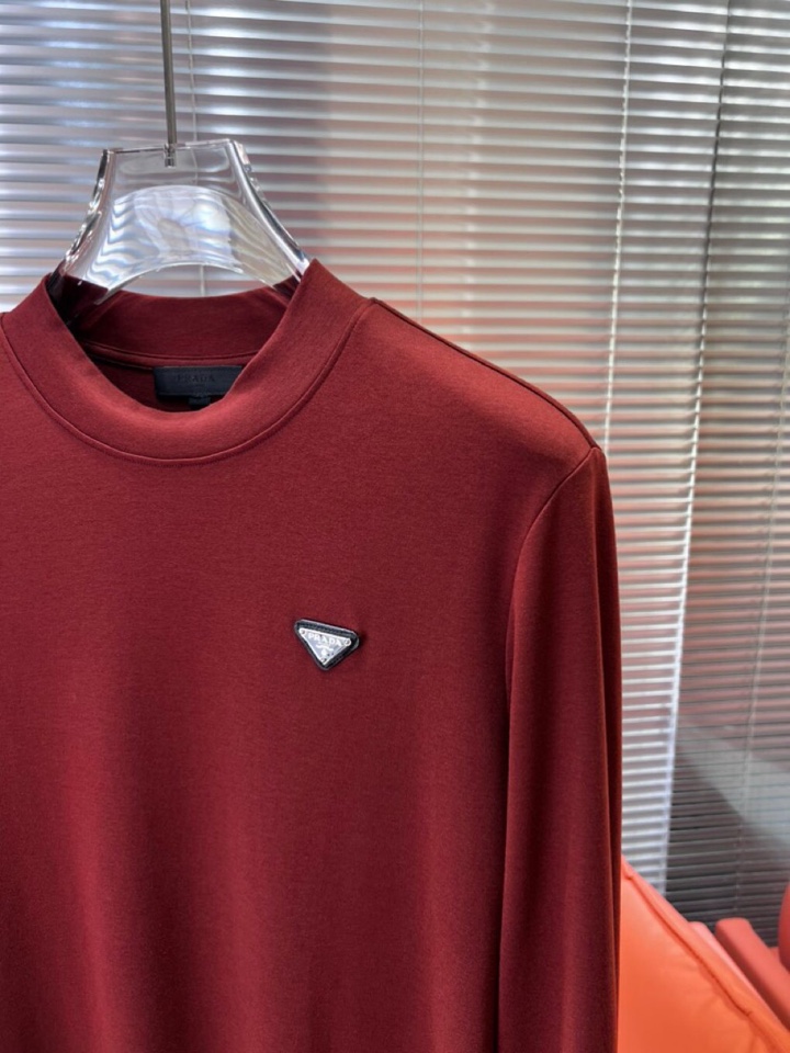Prada 普拉达秋冬新品圆领长袖T恤，胸前品牌小logo点缀，面料采用高密度新疆长绒棉+氨纶面料，细腻