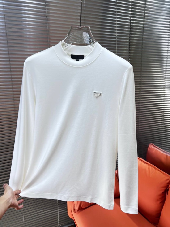 Prada 普拉达秋冬新品圆领长袖T恤，胸前品牌小logo点缀，面料采用高密度新疆长绒棉+氨纶面料，细腻