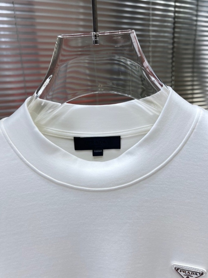 Prada 普拉达秋冬新品圆领长袖T恤，胸前品牌小logo点缀，面料采用高密度新疆长绒棉+氨纶面料，细腻