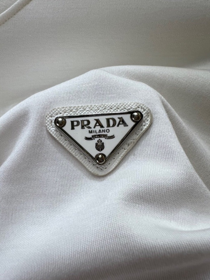 Prada 普拉达秋冬新品圆领长袖T恤，胸前品牌小logo点缀，面料采用高密度新疆长绒棉+氨纶面料，细腻