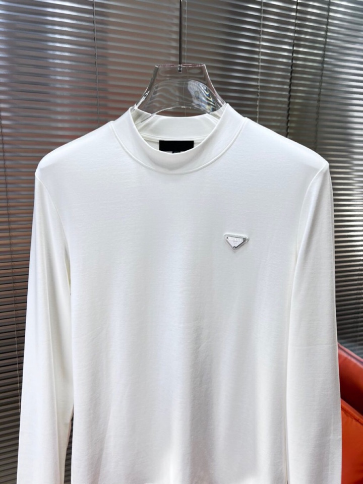 Prada 普拉达秋冬新品圆领长袖T恤，胸前品牌小logo点缀，面料采用高密度新疆长绒棉+氨纶面料，细腻