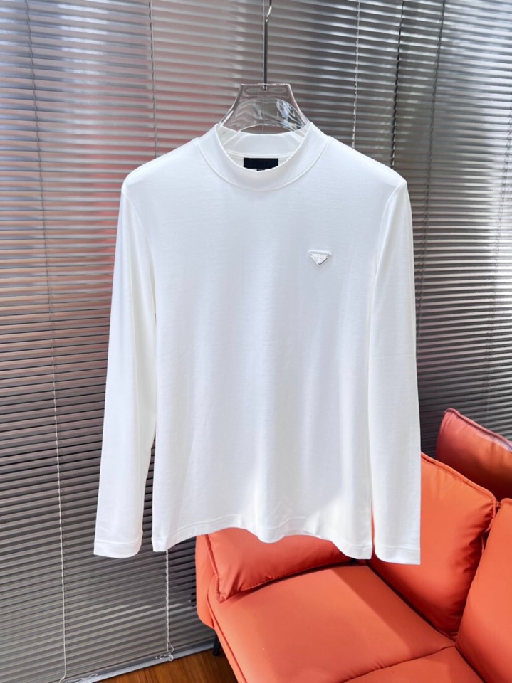 Prada 普拉达秋冬新品圆领长袖T恤，胸前品牌小logo点缀，面料采用高密度新疆长绒棉+氨纶面料，细腻