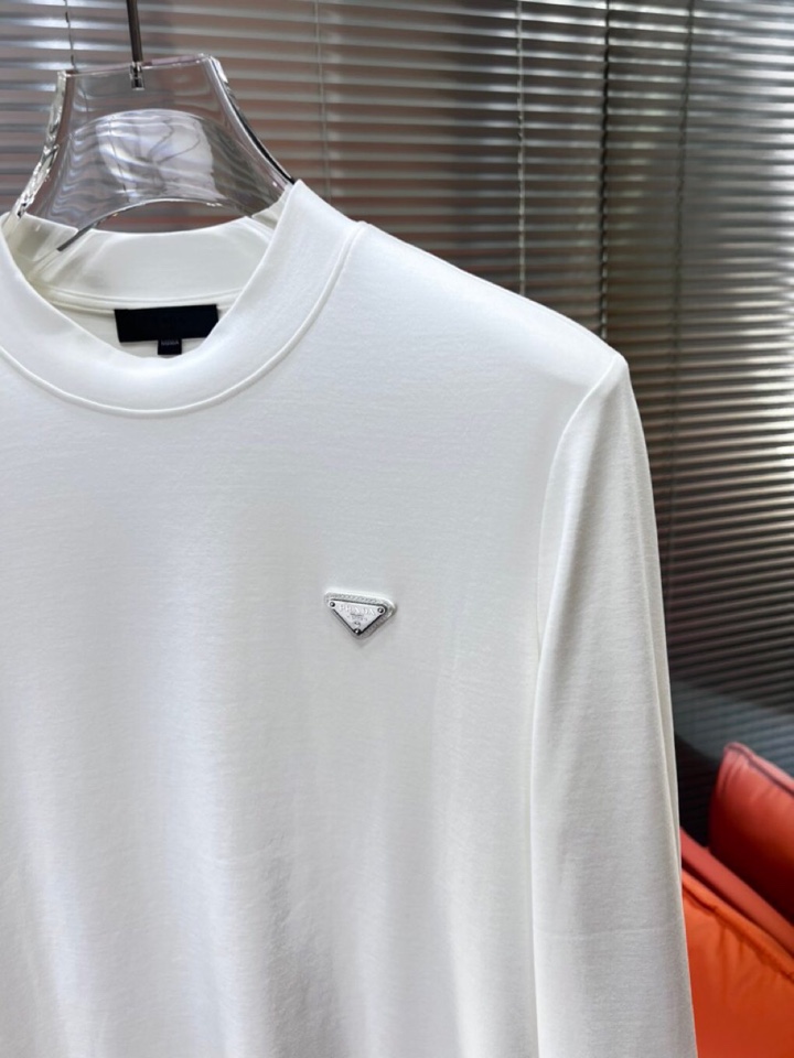 Prada 普拉达秋冬新品圆领长袖T恤，胸前品牌小logo点缀，面料采用高密度新疆长绒棉+氨纶面料，细腻