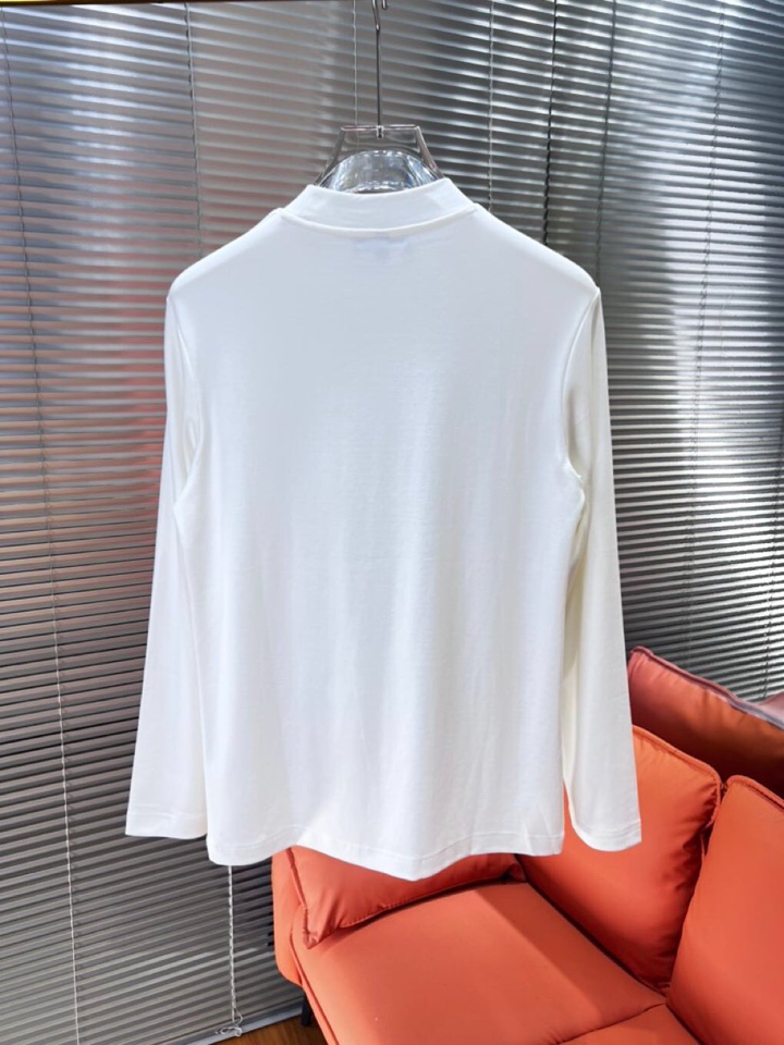 Prada 普拉达秋冬新品圆领长袖T恤，胸前品牌小logo点缀，面料采用高密度新疆长绒棉+氨纶面料，细腻