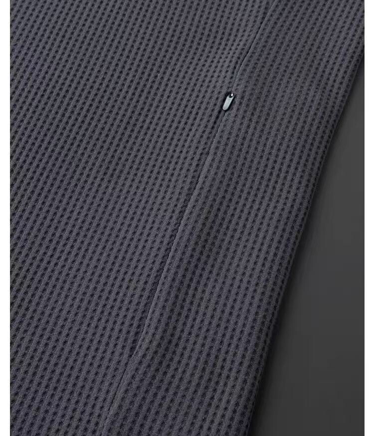 descente 迪桑特时尚简约 早秋立领长袖T恤，打底衫 简洁细腻的设计和高质细节而闻名，裁剪完美，后