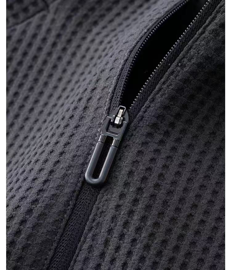 descente 迪桑特时尚简约 早秋立领长袖T恤，打底衫 简洁细腻的设计和高质细节而闻名，裁剪完美，后