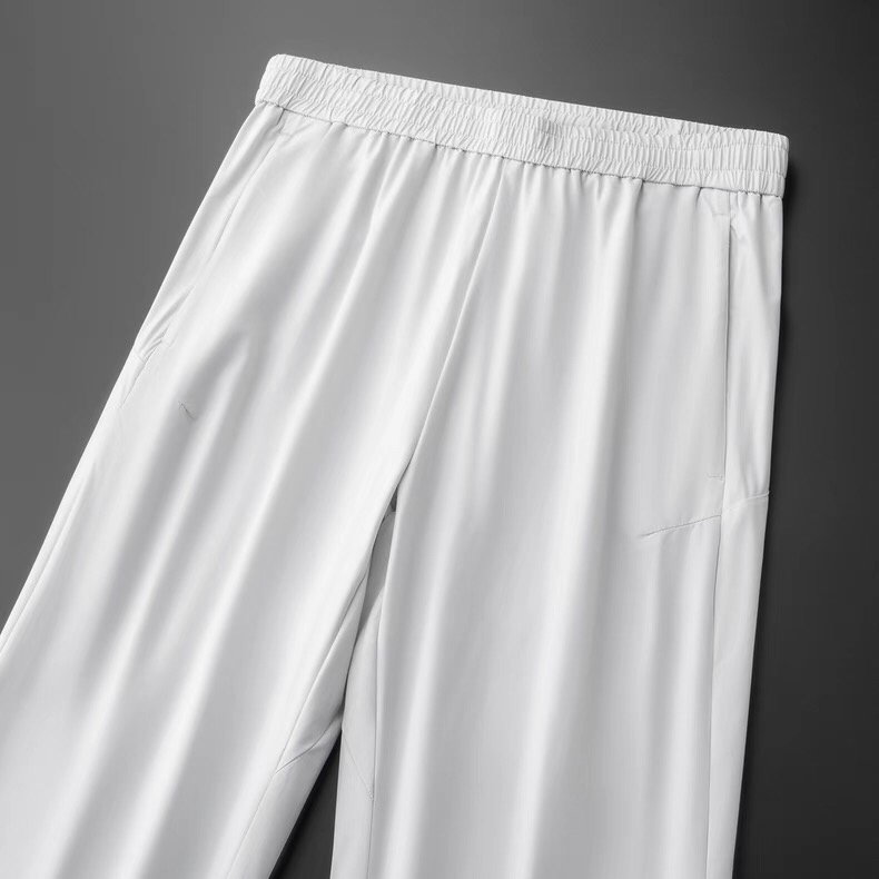 Armani 阿玛尼简约时尚休闲裤👖身穿着非常舒适 低调不失奢华 穿出去非常有档次,裤型款式和裁剪亦无需