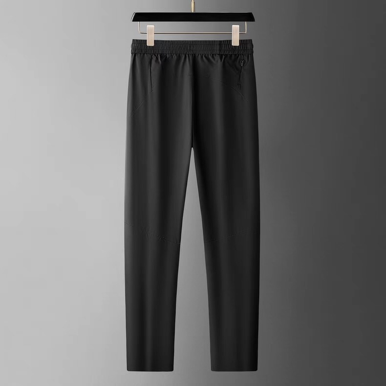 Armani 阿玛尼简约时尚休闲裤👖身穿着非常舒适 低调不失奢华 穿出去非常有档次,裤型款式和裁剪亦无需