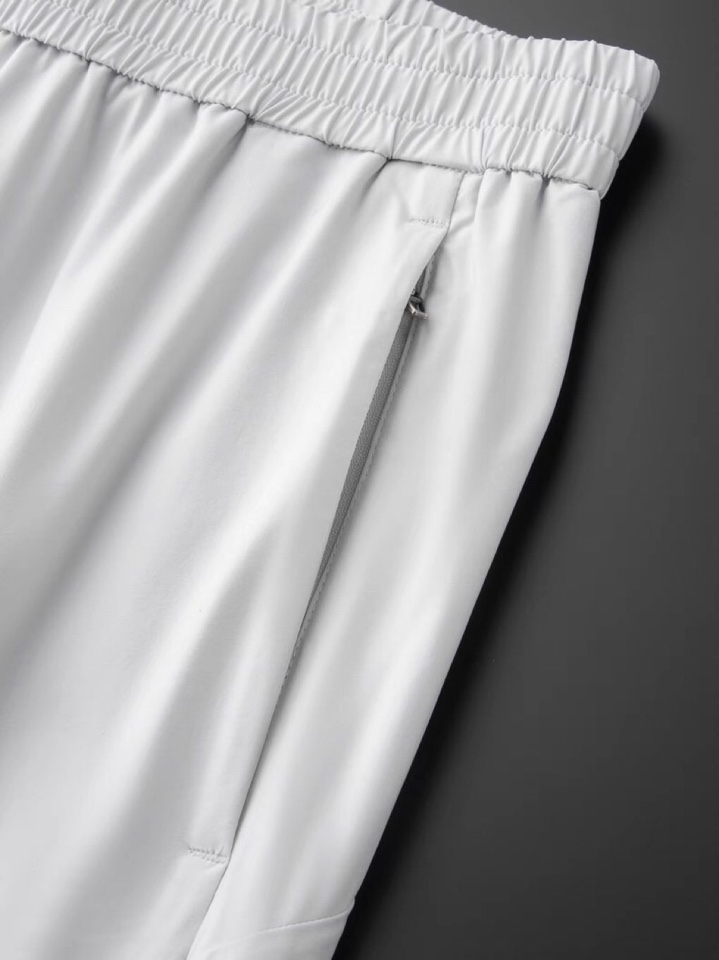 Armani 阿玛尼简约时尚休闲裤👖身穿着非常舒适 低调不失奢华 穿出去非常有档次,裤型款式和裁剪亦无需