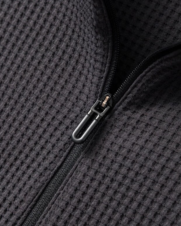 descente 迪桑特时尚简约 早秋立领长袖T恤，打底衫 简洁细腻的设计和高质细节而闻名，裁剪完美，后