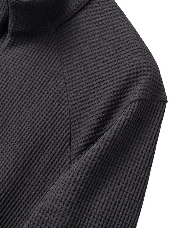 descente 迪桑特时尚简约 早秋立领长袖T恤，打底衫 简洁细腻的设计和高质细节而闻名，裁剪完美，后