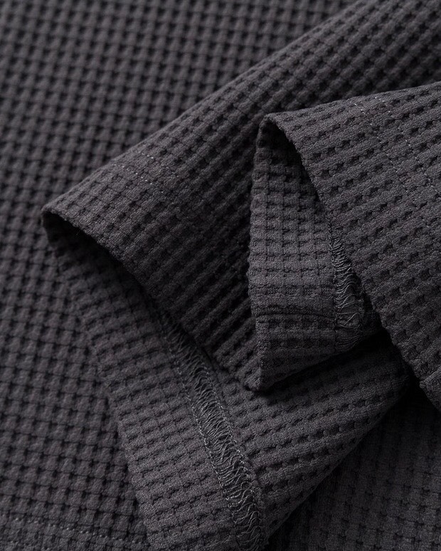 descente 迪桑特时尚简约 早秋立领长袖T恤，打底衫 简洁细腻的设计和高质细节而闻名，裁剪完美，后