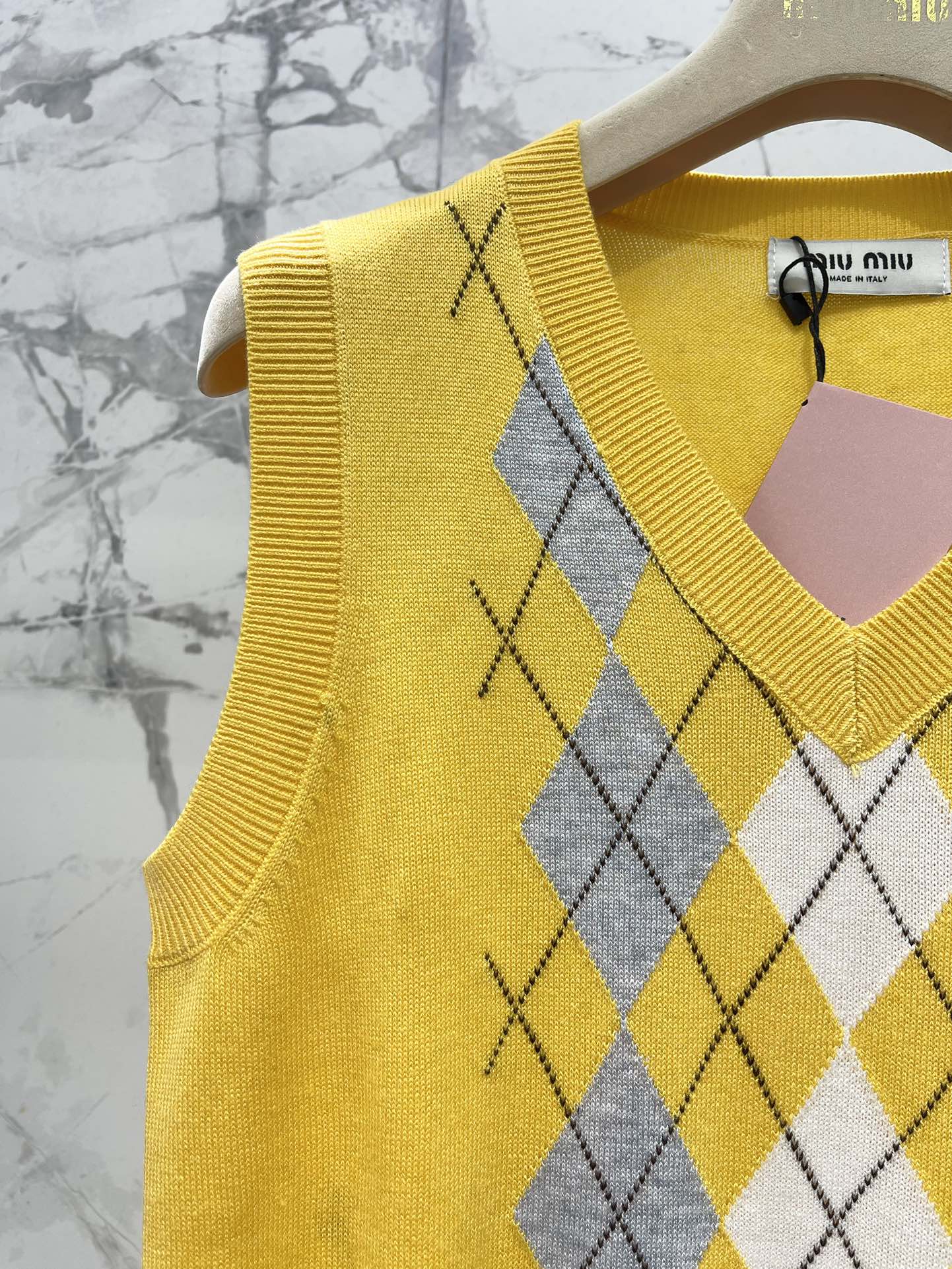 𝗠𝗜𝗨𝗠𝗜𝗨*缪缪新款V领撞色菱格纹马甲缪缪家的设计真的从来没让人失望过👏，马甲一整个把复古学院风和时尚