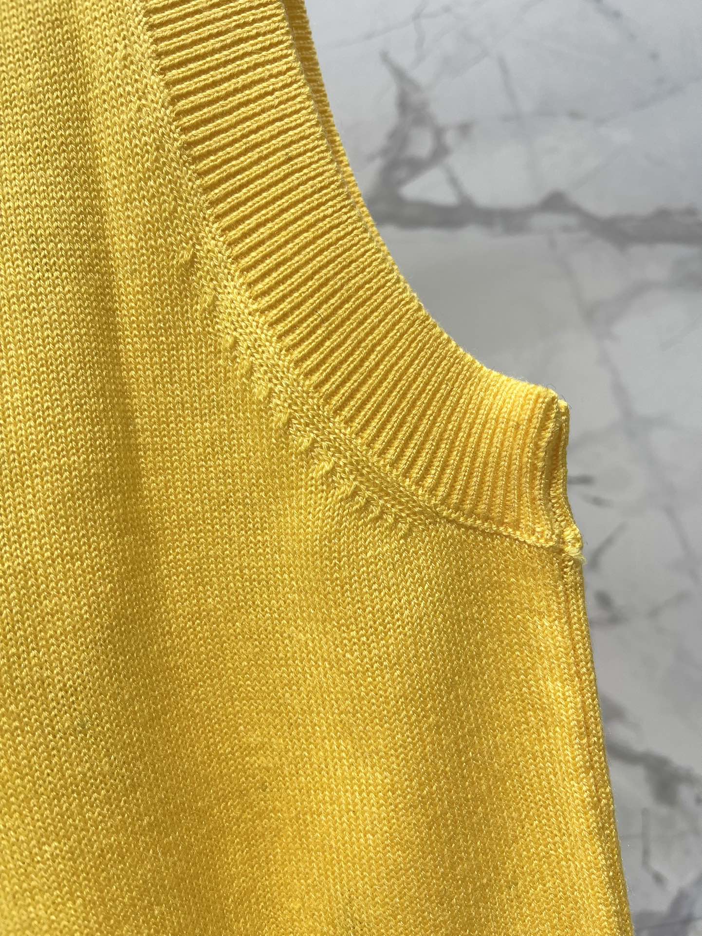 𝗠𝗜𝗨𝗠𝗜𝗨*缪缪新款V领撞色菱格纹马甲缪缪家的设计真的从来没让人失望过👏，马甲一整个把复古学院风和时尚