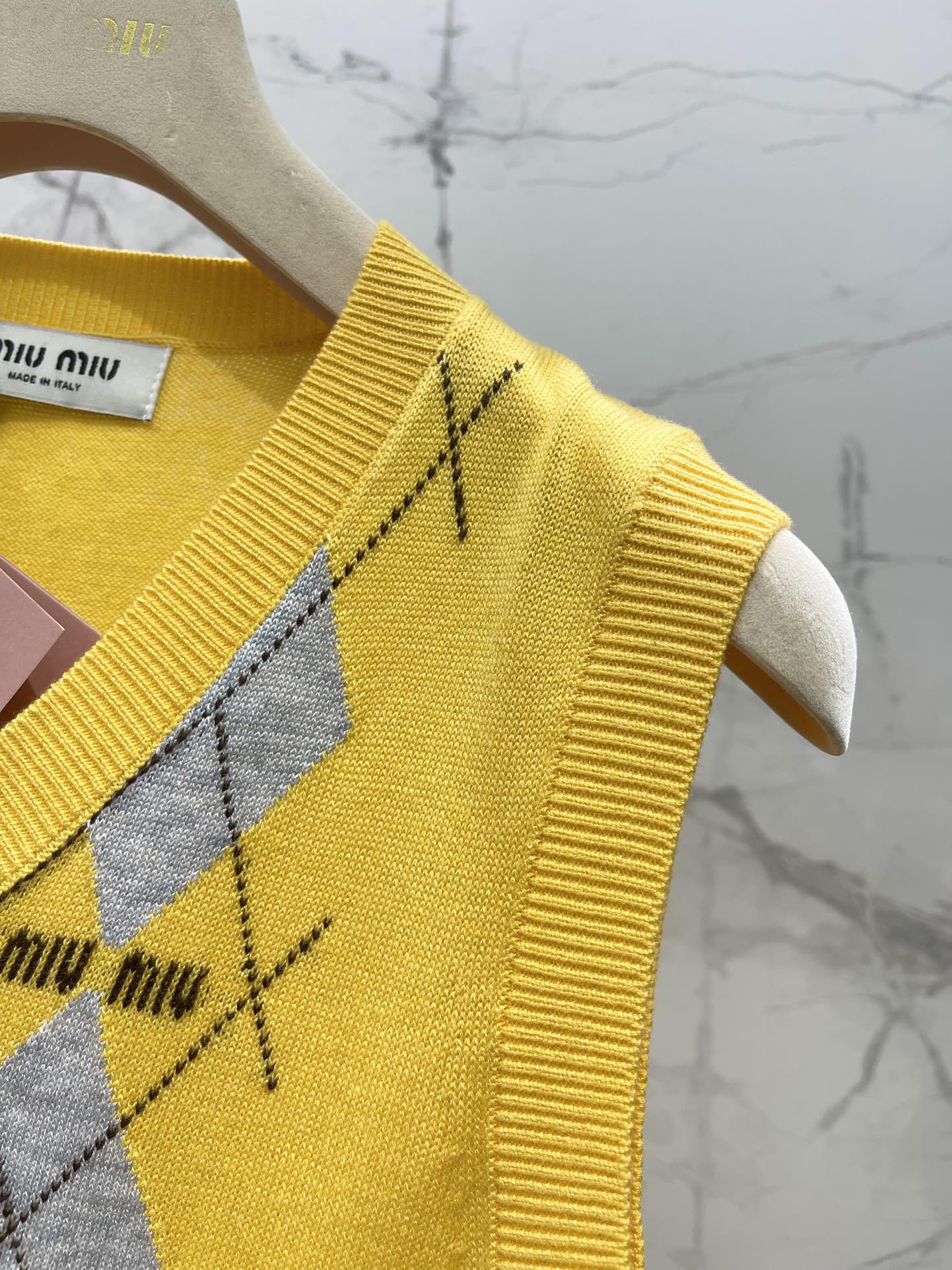 𝗠𝗜𝗨𝗠𝗜𝗨*缪缪新款V领撞色菱格纹马甲缪缪家的设计真的从来没让人失望过👏，马甲一整个把复古学院风和时尚