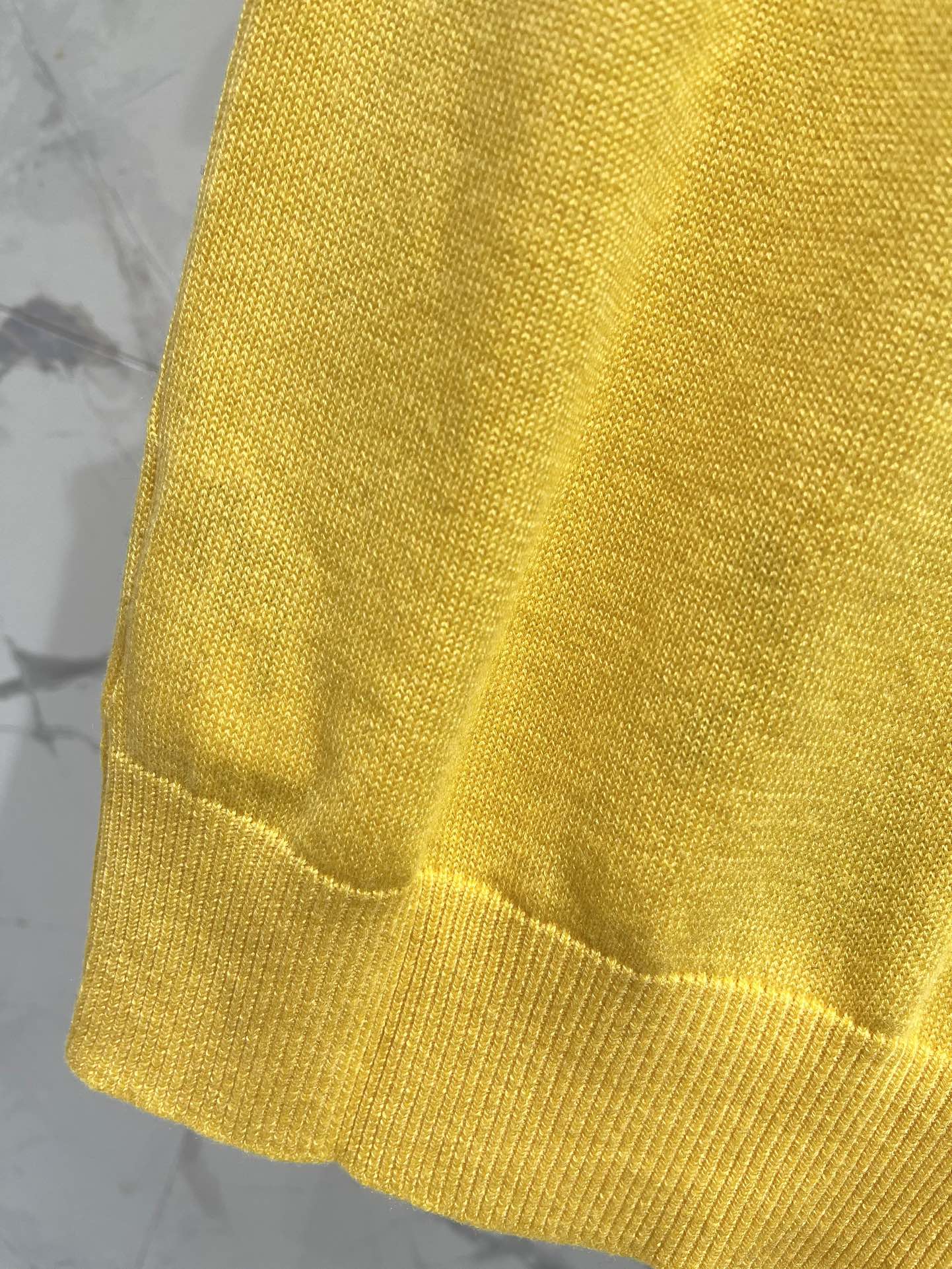 𝗠𝗜𝗨𝗠𝗜𝗨*缪缪新款V领撞色菱格纹马甲缪缪家的设计真的从来没让人失望过👏，马甲一整个把复古学院风和时尚