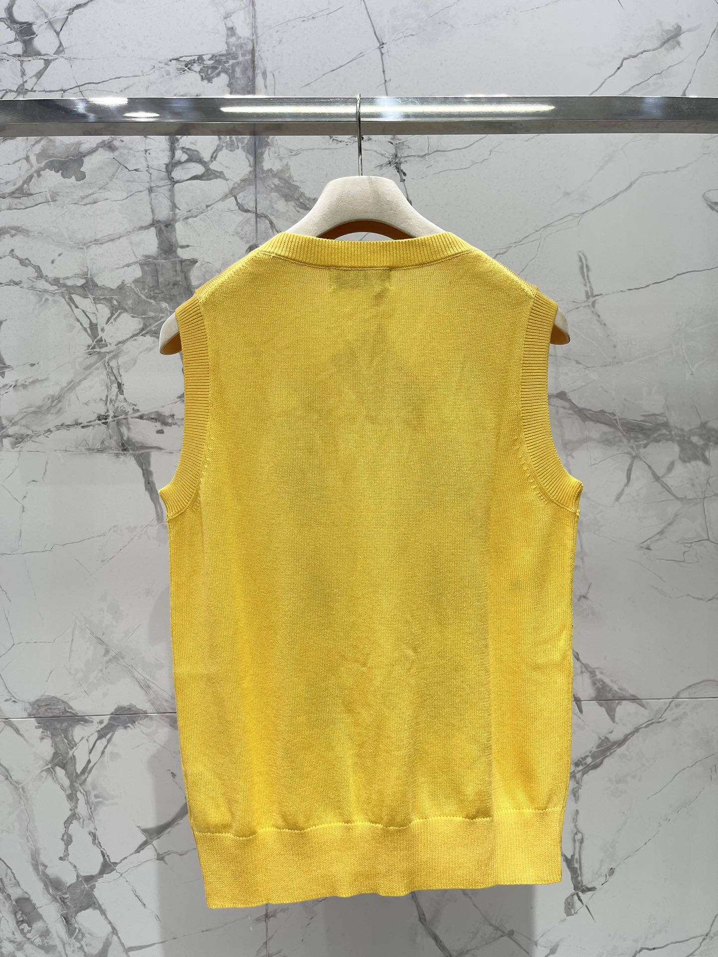 𝗠𝗜𝗨𝗠𝗜𝗨*缪缪新款V领撞色菱格纹马甲缪缪家的设计真的从来没让人失望过👏，马甲一整个把复古学院风和时尚