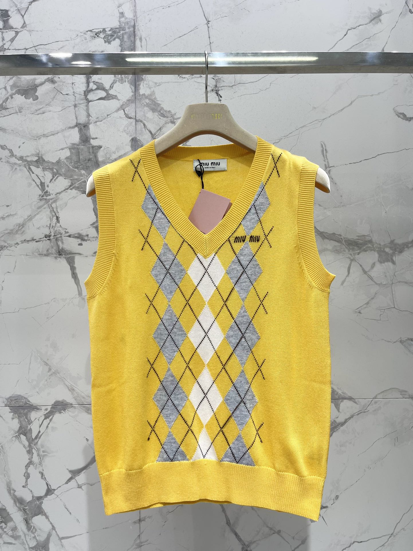 𝗠𝗜𝗨𝗠𝗜𝗨*缪缪新款V领撞色菱格纹马甲缪缪家的设计真的从来没让人失望过👏，马甲一整个把复古学院风和时尚