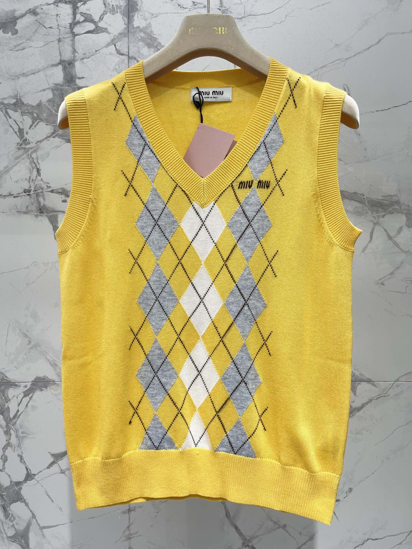 𝗠𝗜𝗨𝗠𝗜𝗨*缪缪新款V领撞色菱格纹马甲缪缪家的设计真的从来没让人失望过👏，马甲一整个把复古学院风和时尚