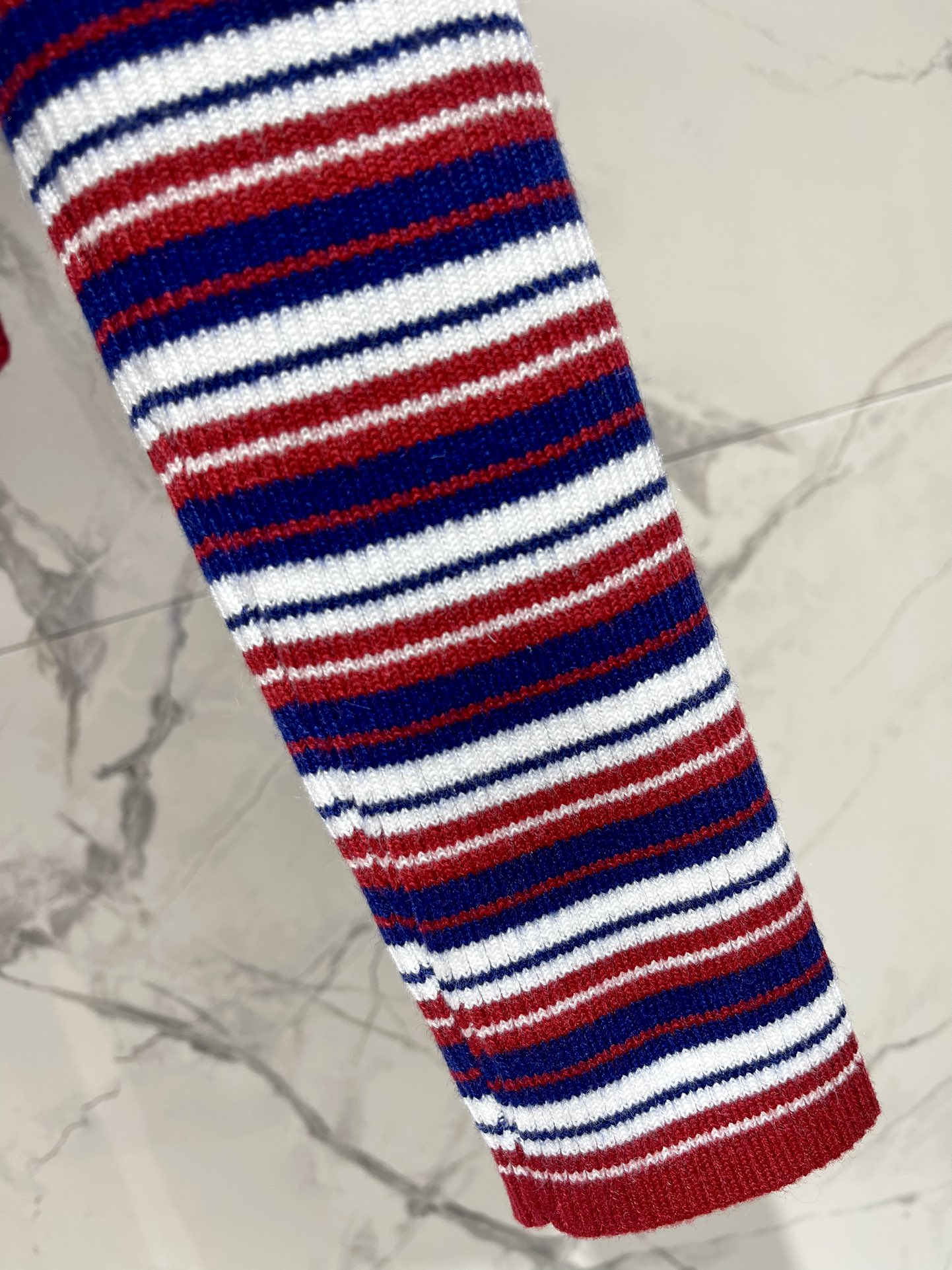 𝗖𝗘𝗟𝗜𝗡𝗘*赛琳半高领复古条纹针织衫高级又时髦的路线，这次这件针织衫也不例外👏。半高领的设计超贴心，又