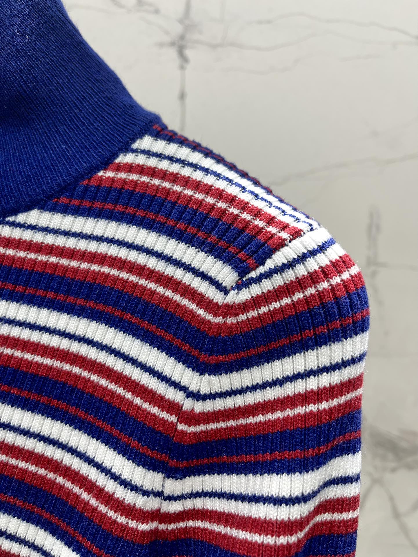 𝗖𝗘𝗟𝗜𝗡𝗘*赛琳半高领复古条纹针织衫高级又时髦的路线，这次这件针织衫也不例外👏。半高领的设计超贴心，又